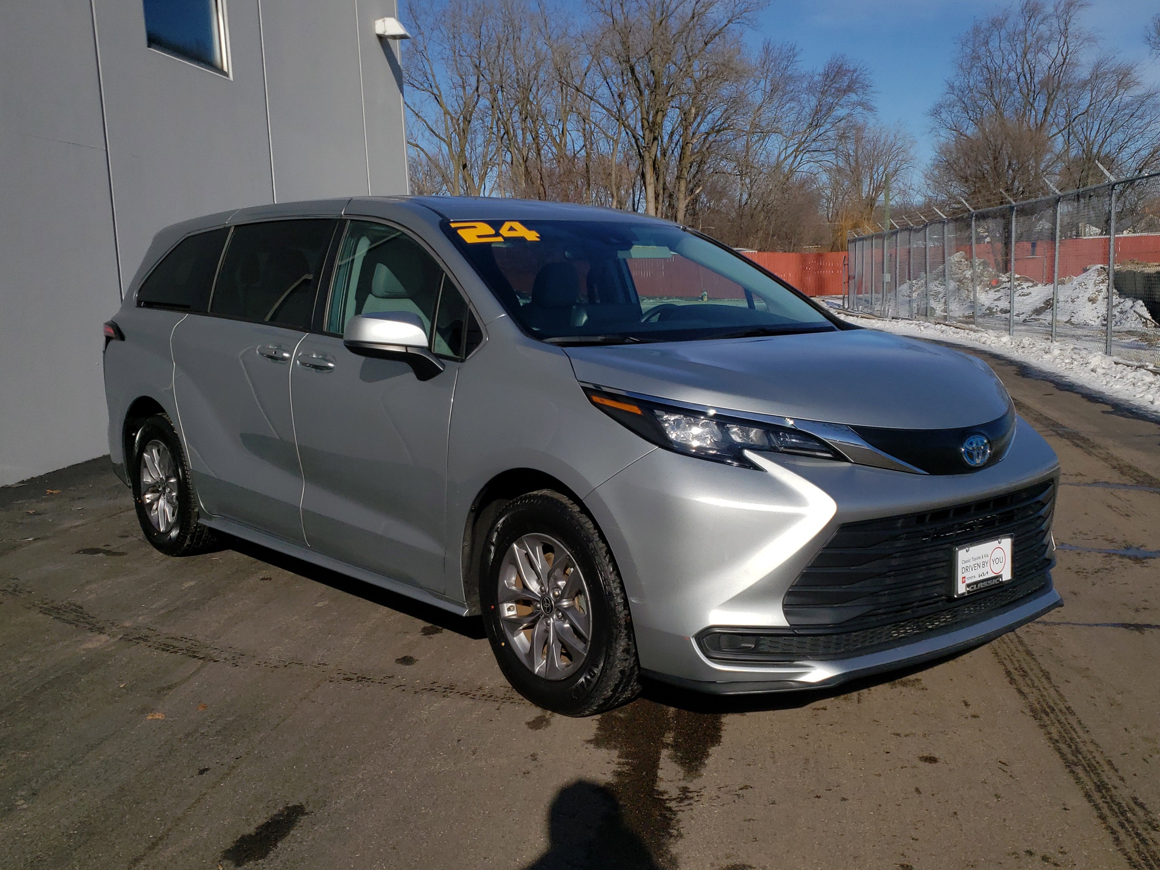 2024 Toyota Sienna LE